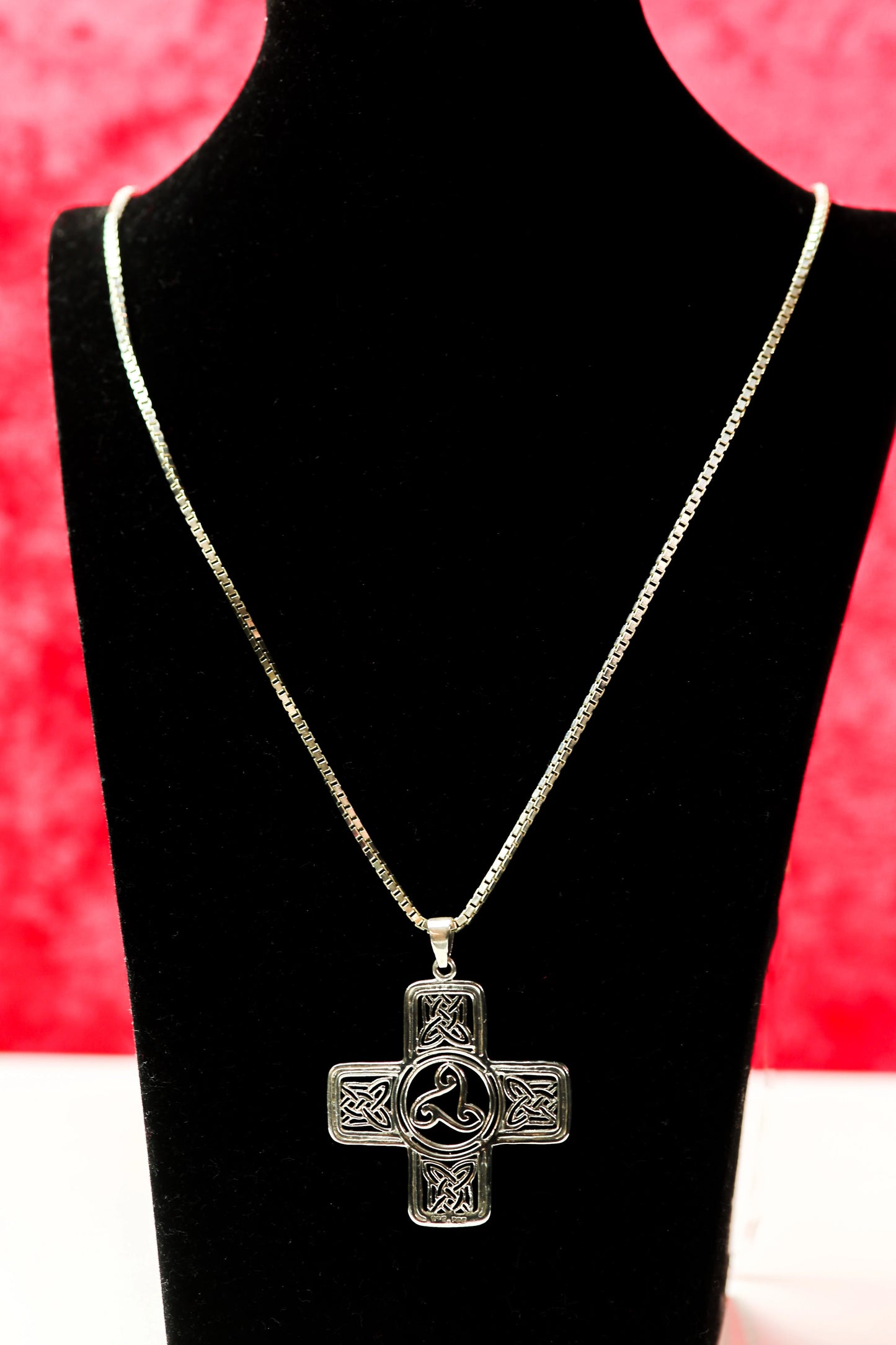 Keltisches Silberamulett an Vintage-Silberkette