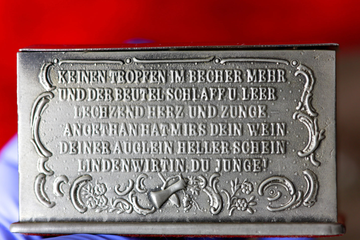 Retro-Zinn-Schatulle und Gasfeuerzeug im Set