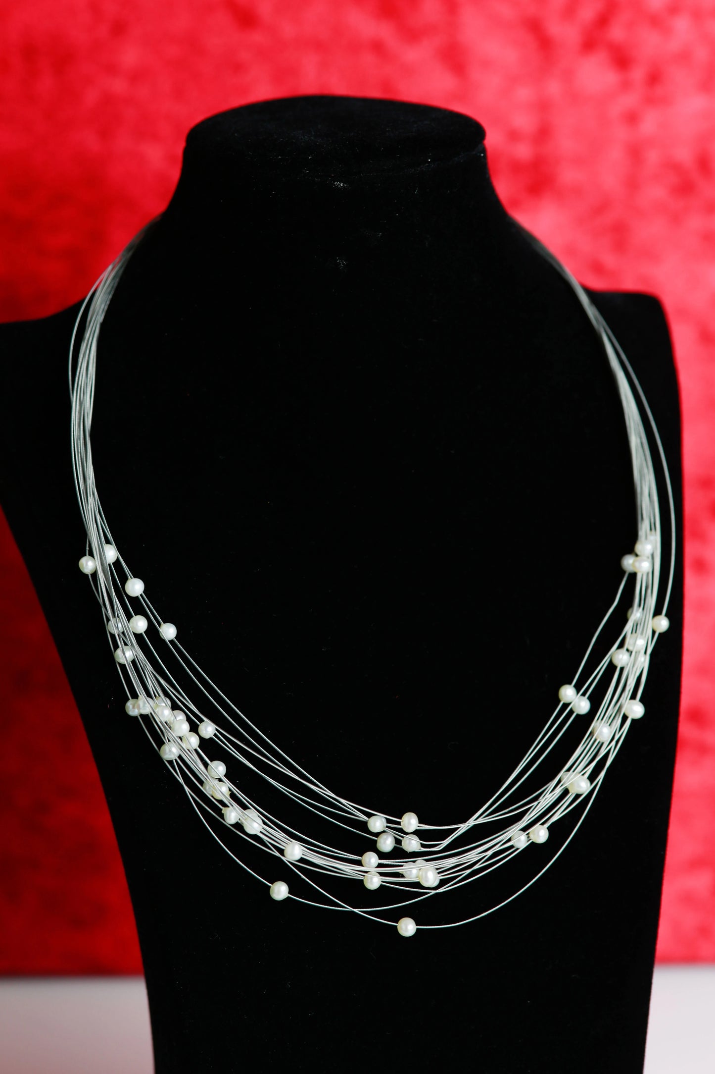 Zartes Collier mit Schwebenden Perlen