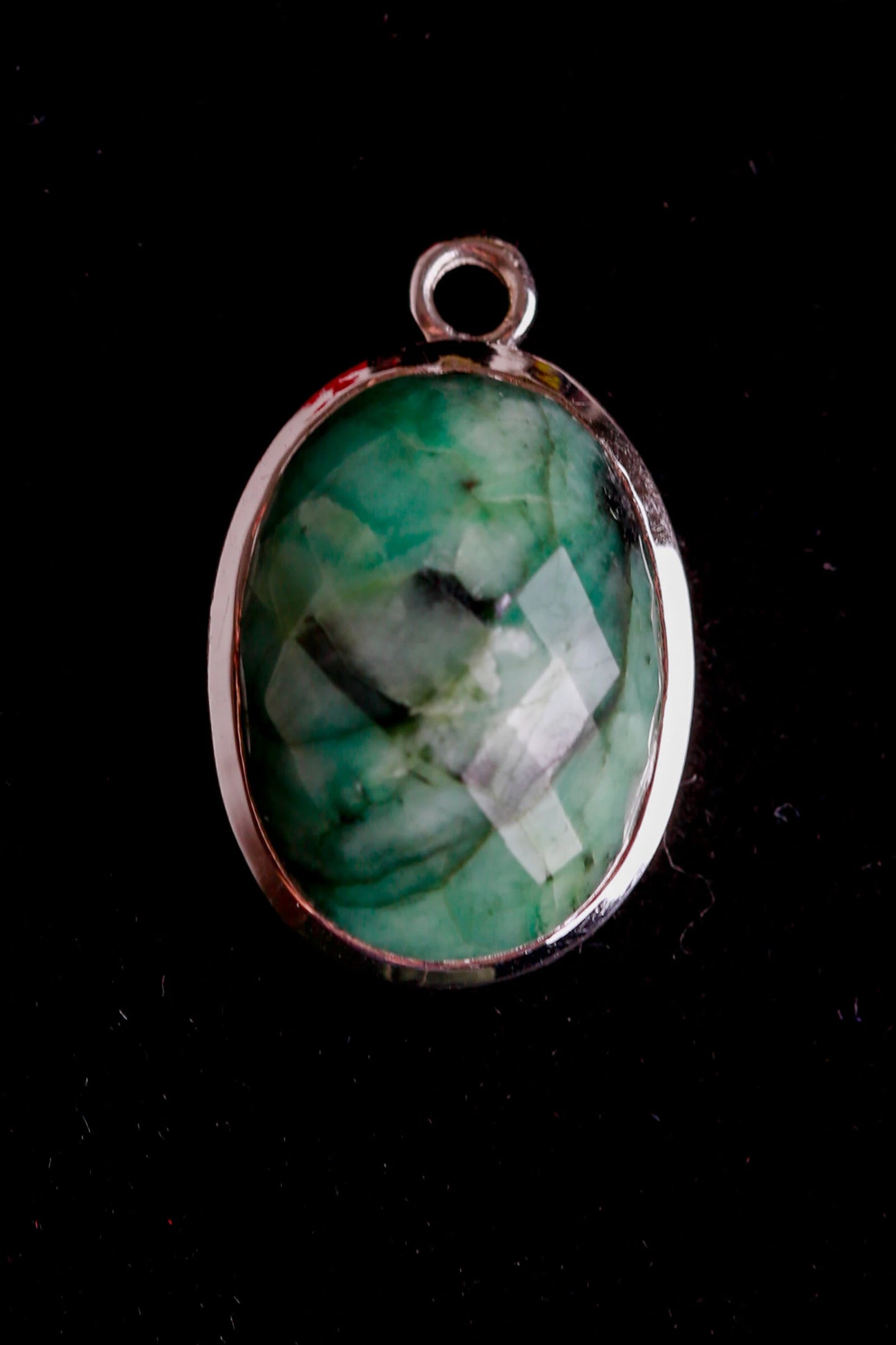 Grüner Edelstein mit Matrix in Silber