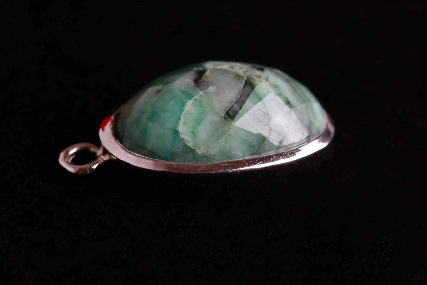Grüner Edelstein mit Matrix in Silber