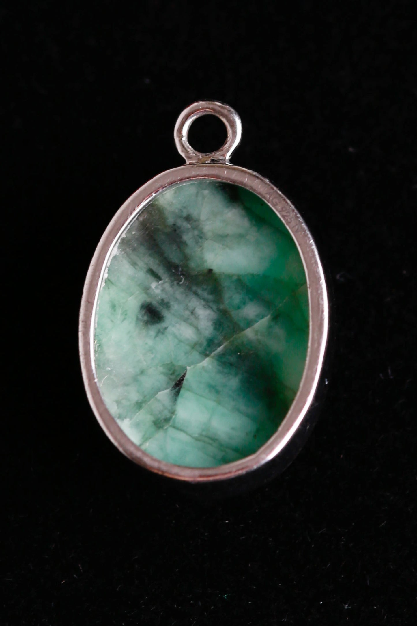 Grüner Edelstein mit Matrix in Silber