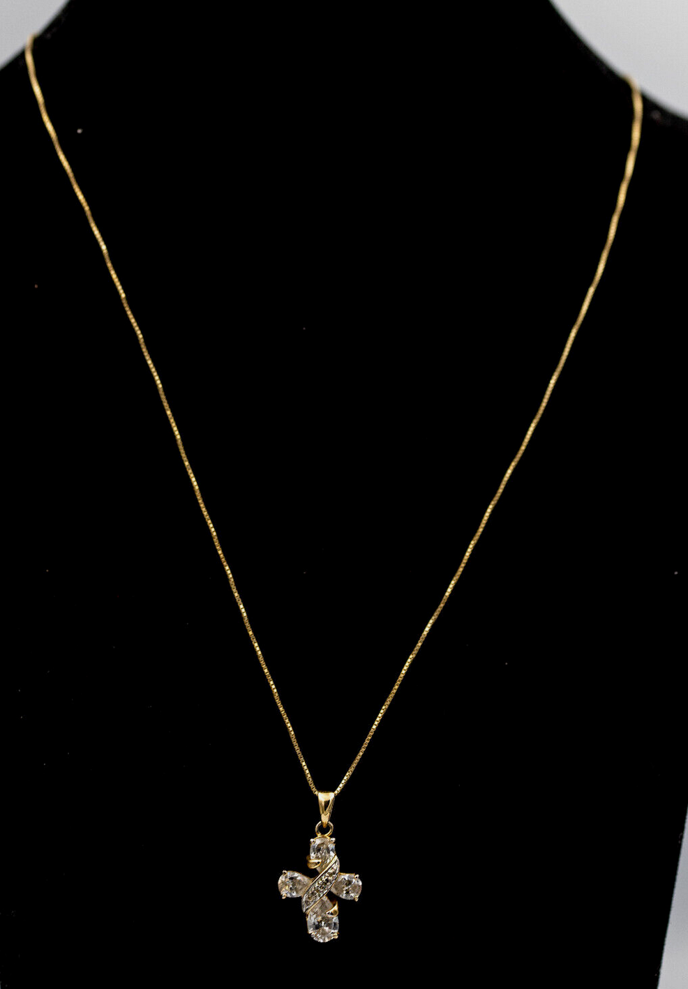 Elegantes Strass-Kreuz an Silberkette