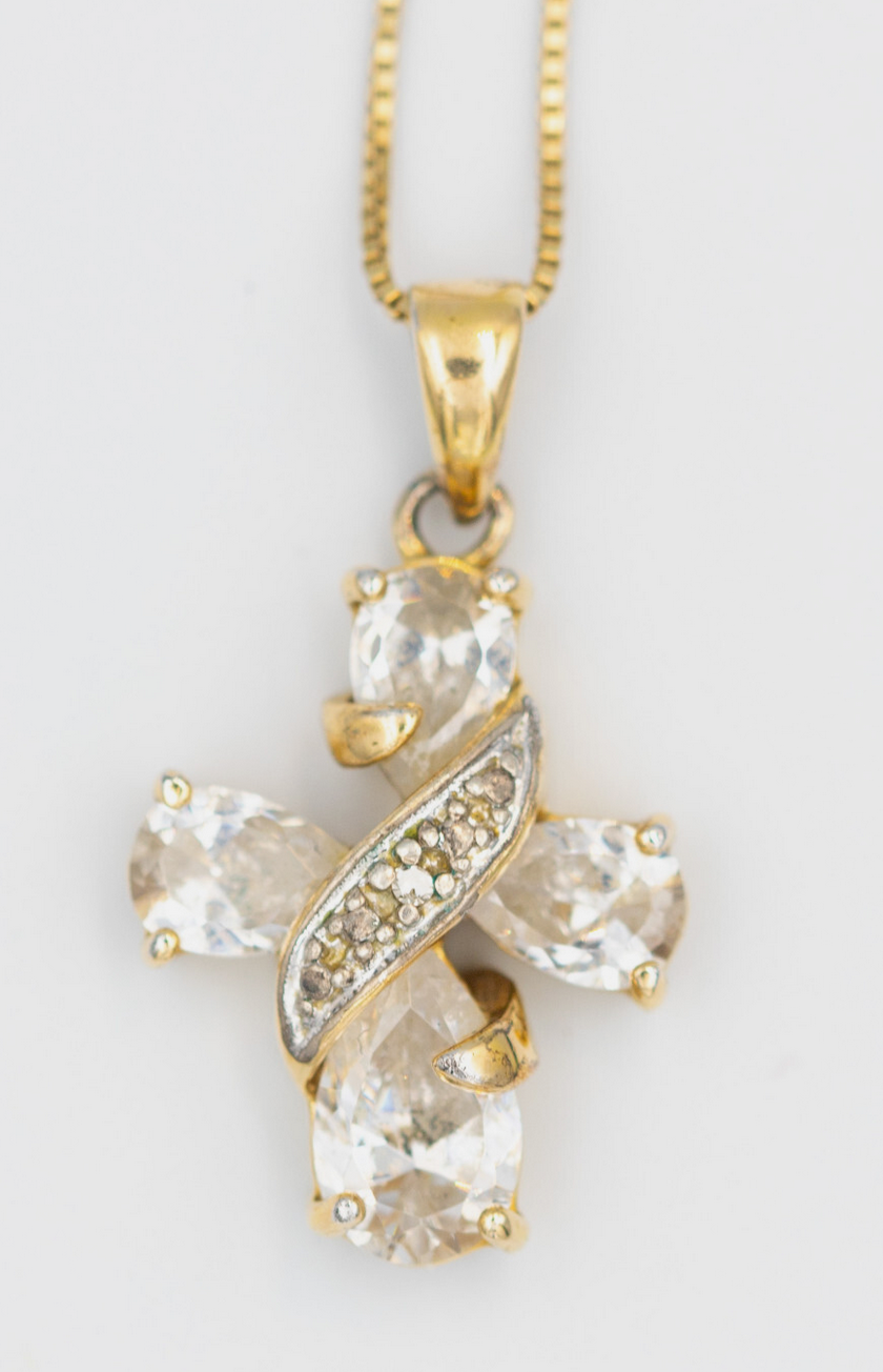 Elegantes Strass-Kreuz an Silberkette