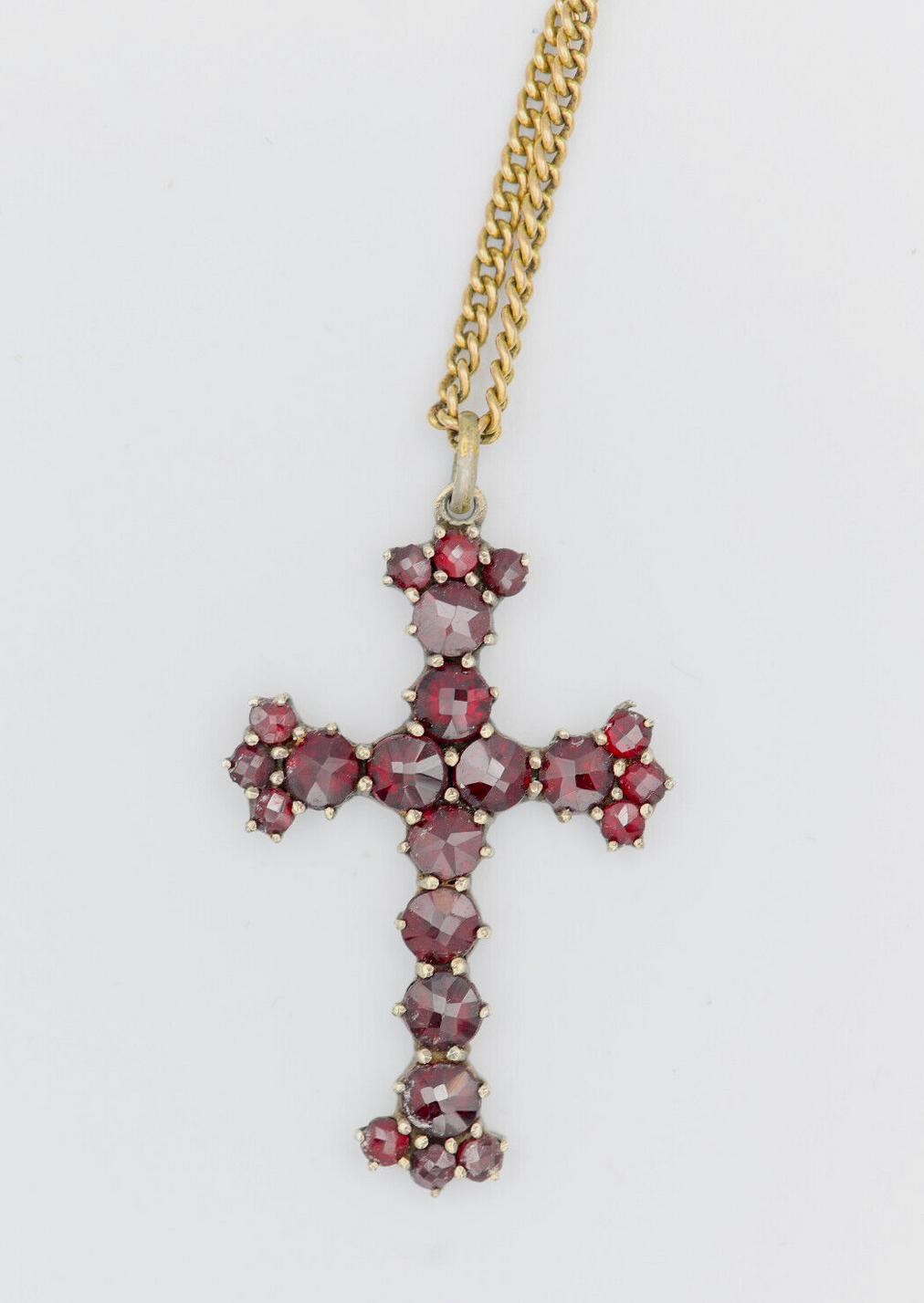 Antikes Kreuz mit Granatbesatz