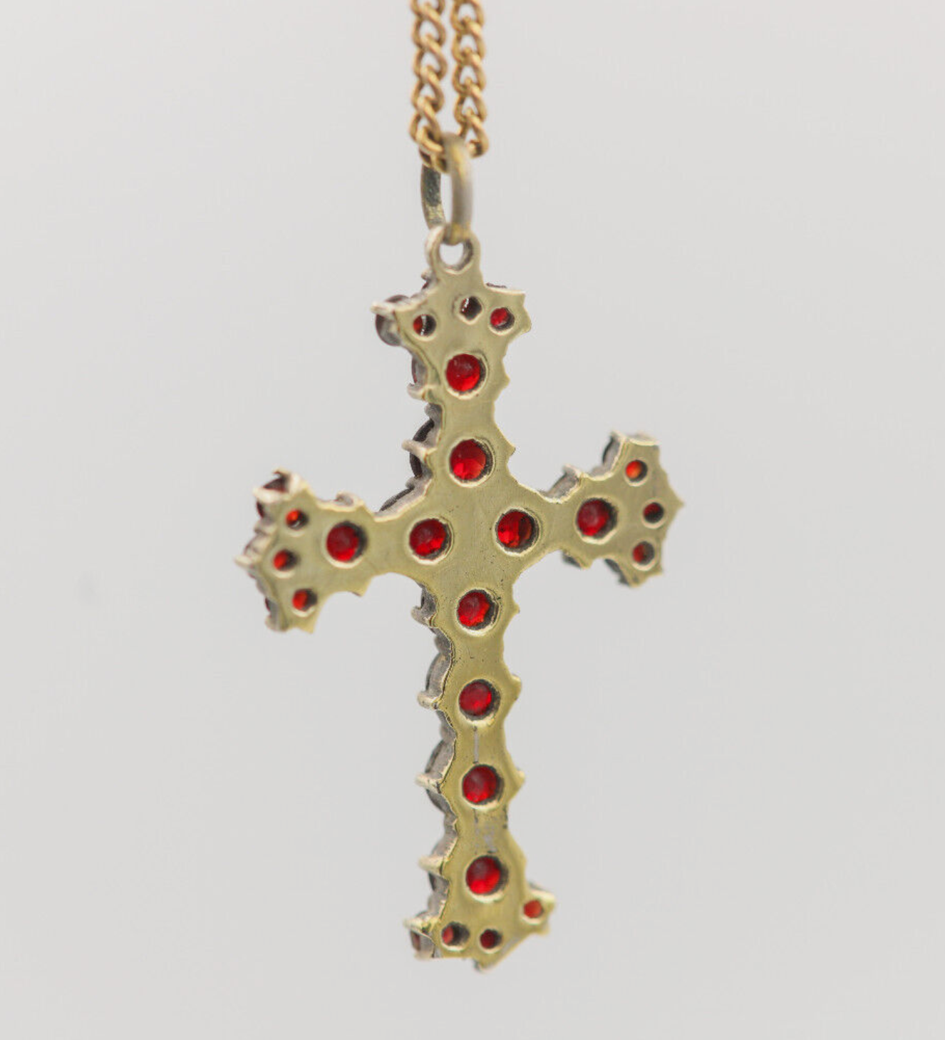 Antikes Kreuz mit Granatbesatz