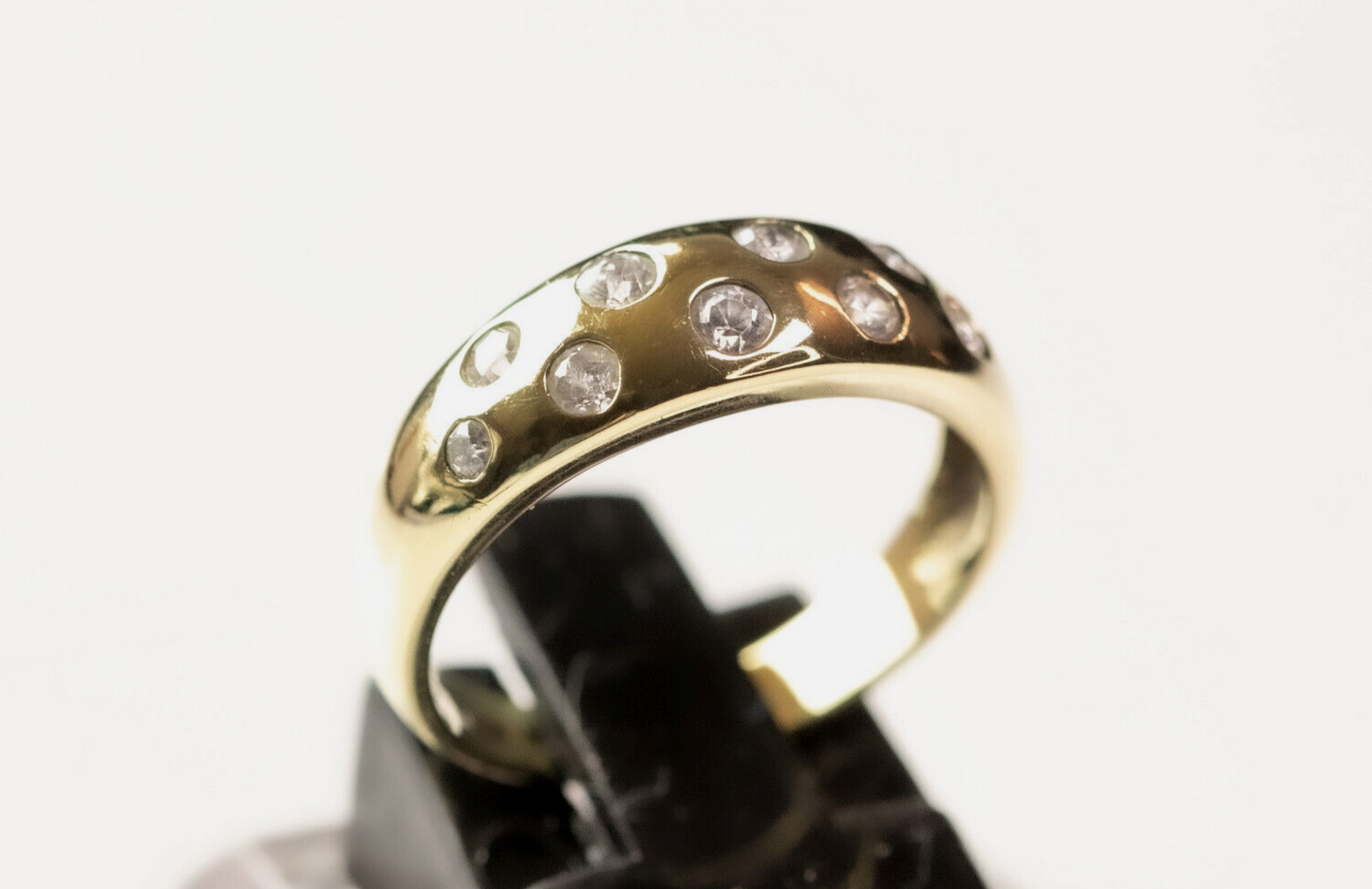 Sternenhimmel-Goldring mit 9 weißen Steinen