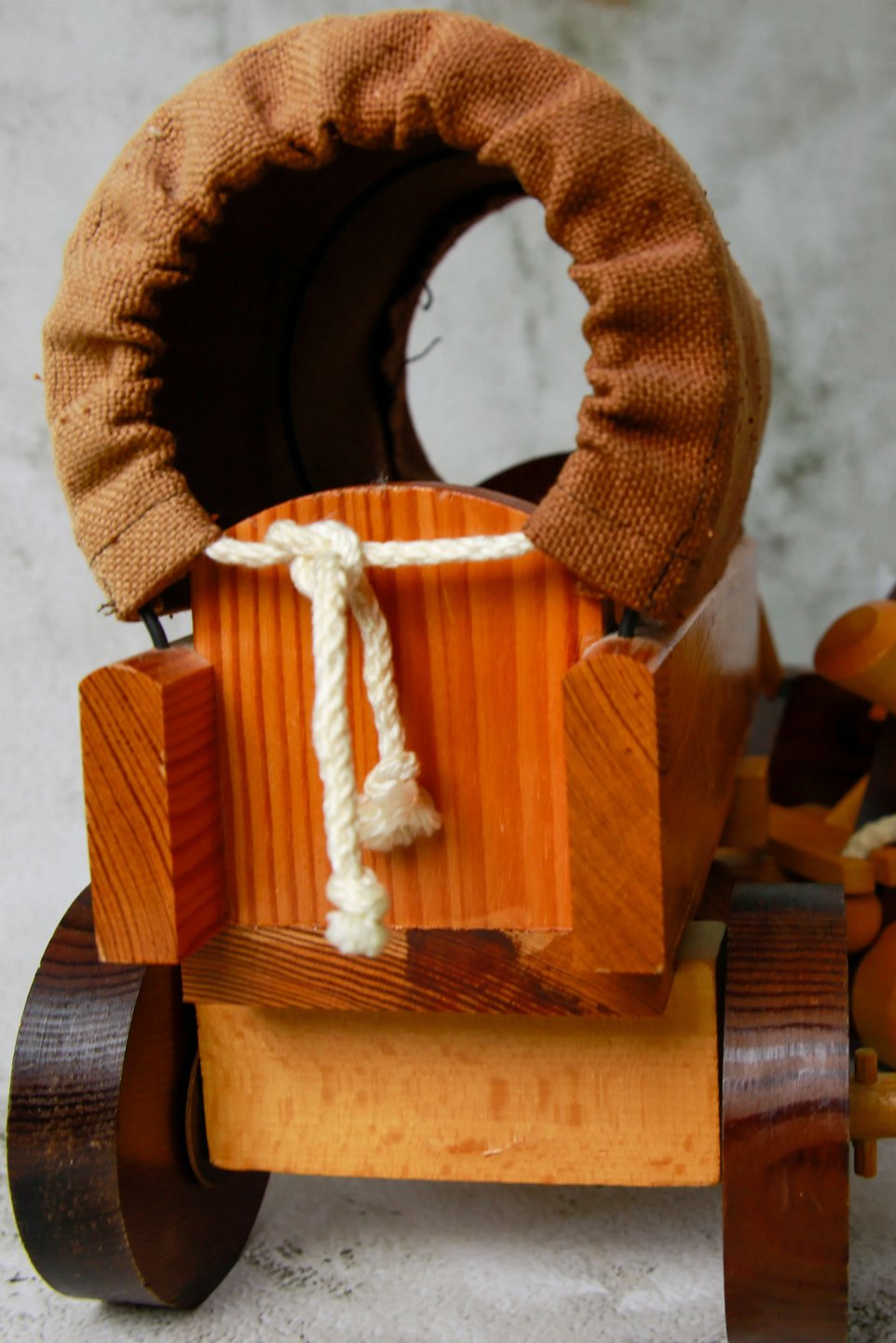 Handgefertigtes Pferdegespann aus Holz