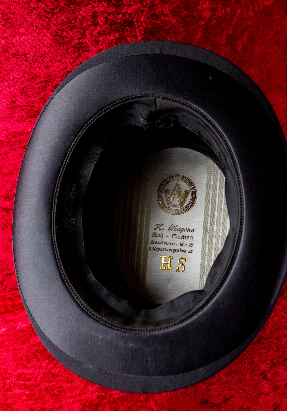 Antiker Chapeau Claque in Original-Reisekarton