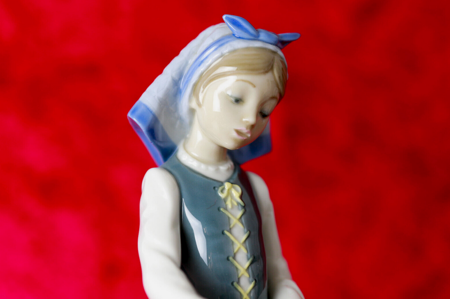 Ladró-Figur Josefa füttert Gans