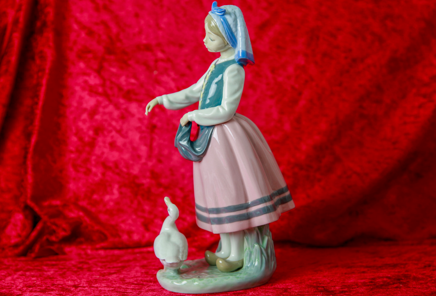 Ladró-Figur Josefa füttert Gans