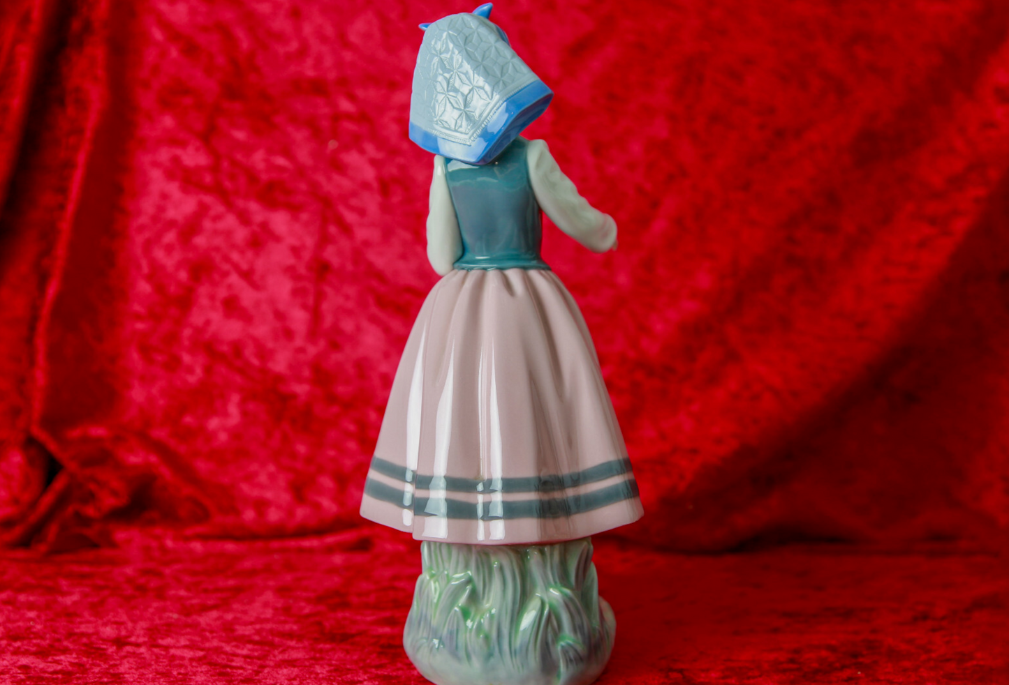 Ladró-Figur Josefa füttert Gans
