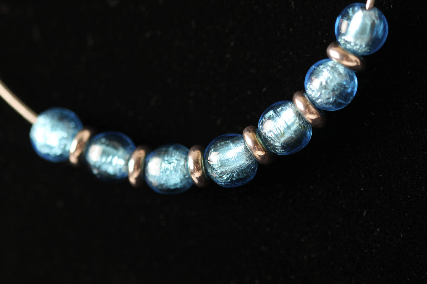 Schlangenkette aus Silber mit blauen Glasperlen