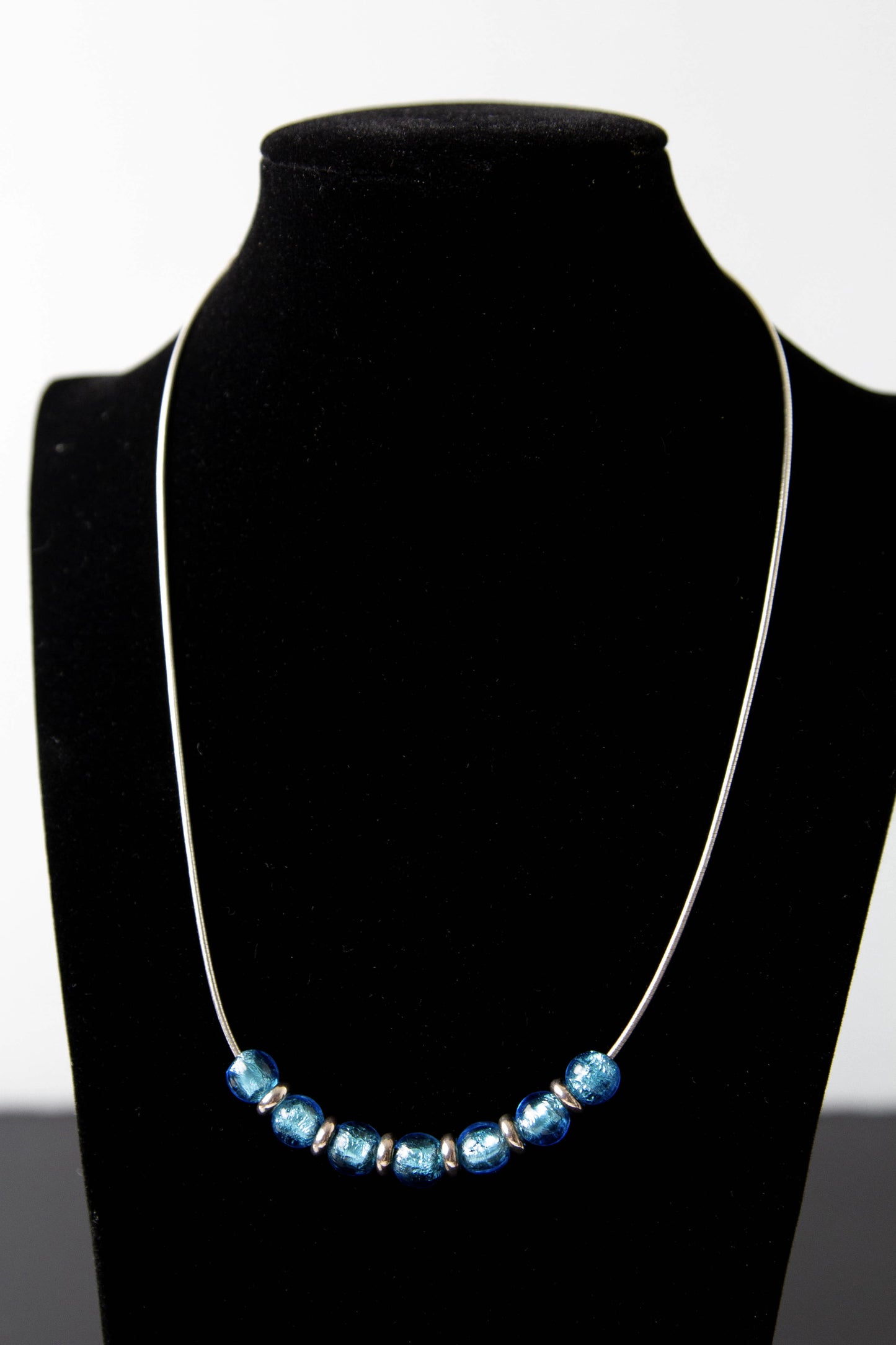 Schlangenkette aus Silber mit blauen Glasperlen
