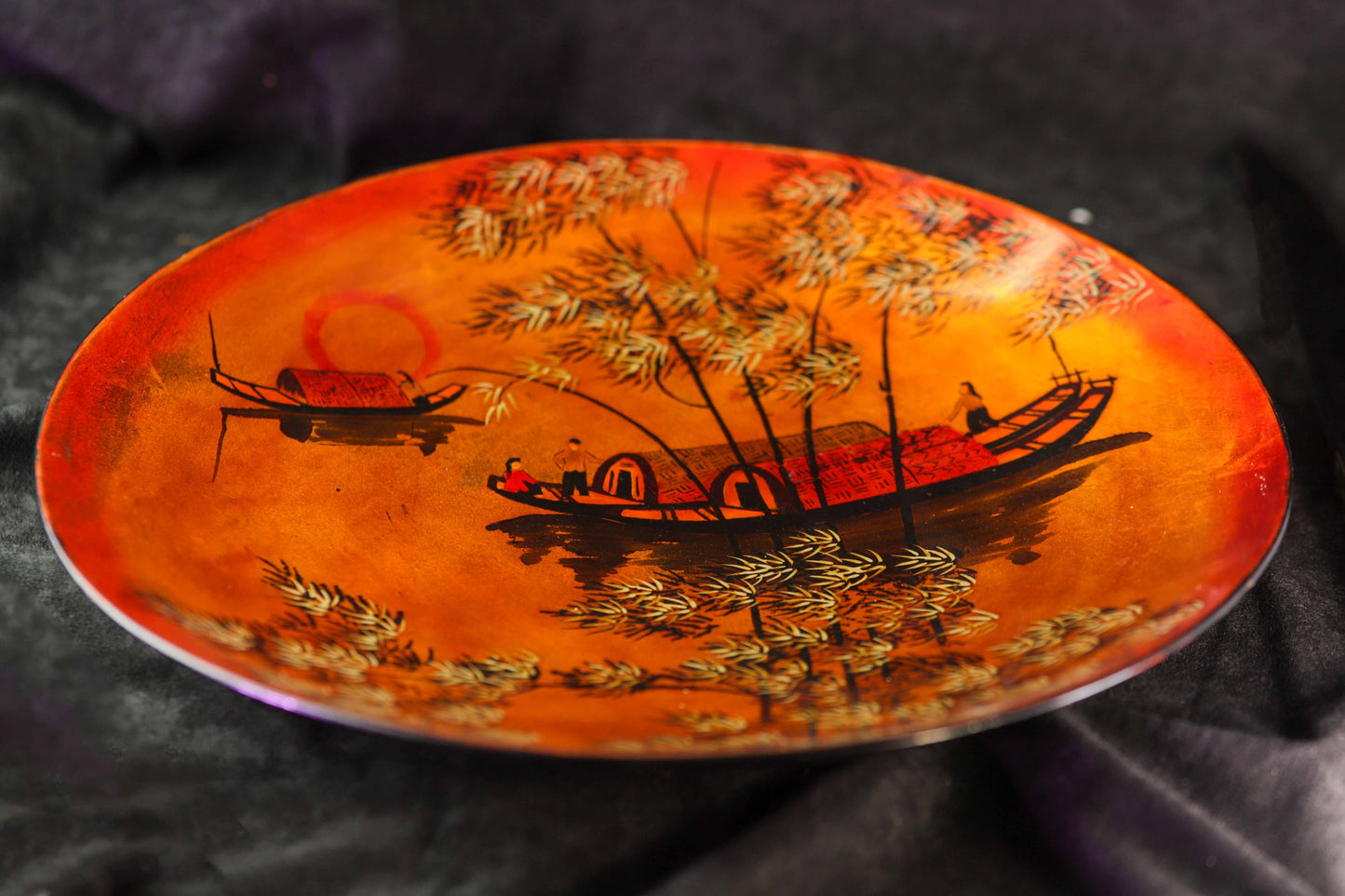 Asiatischer Lack-Wandteller mit Flusslandschaft & Sampan-Booten