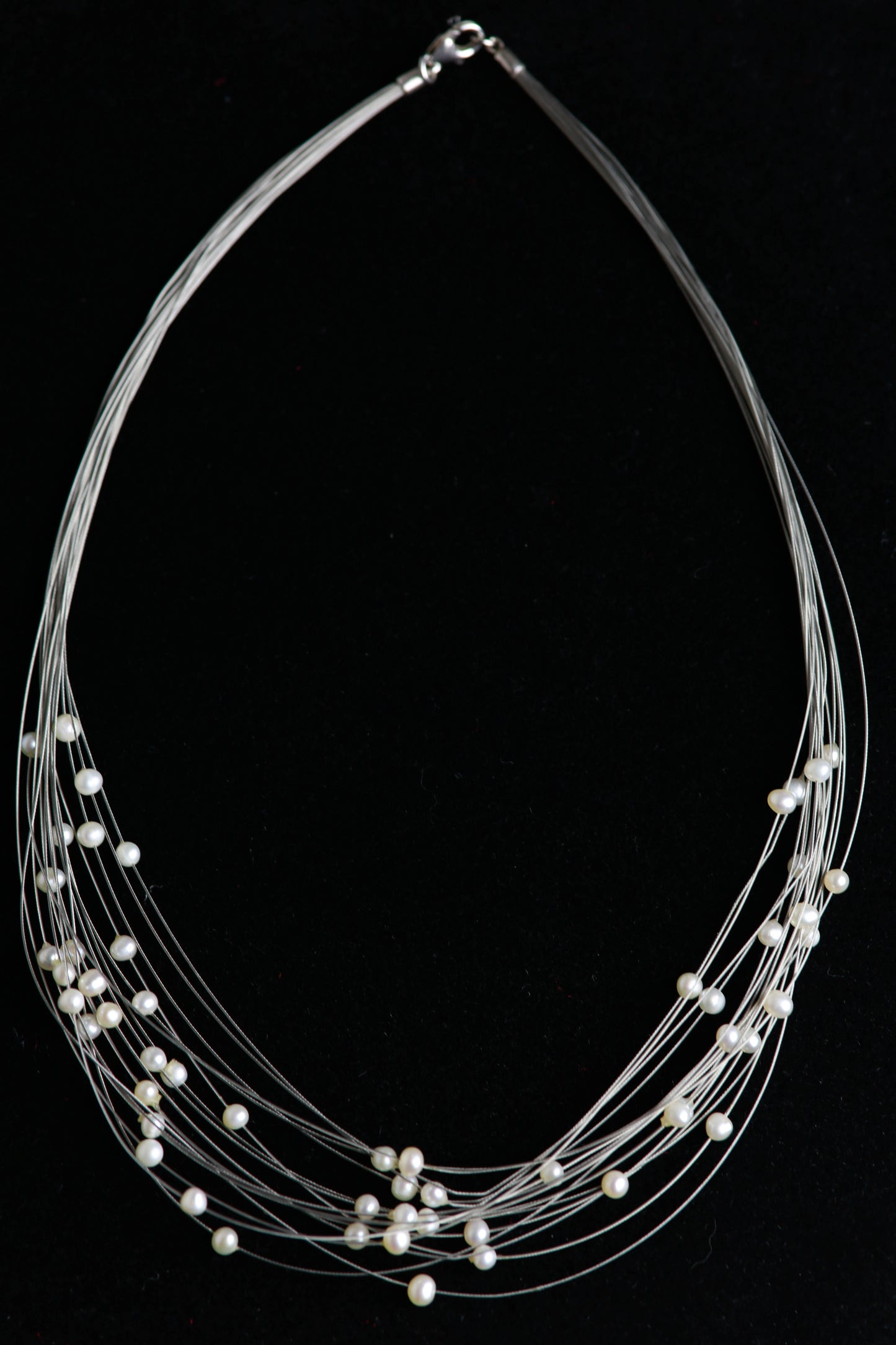 Zartes Collier mit Schwebenden Perlen