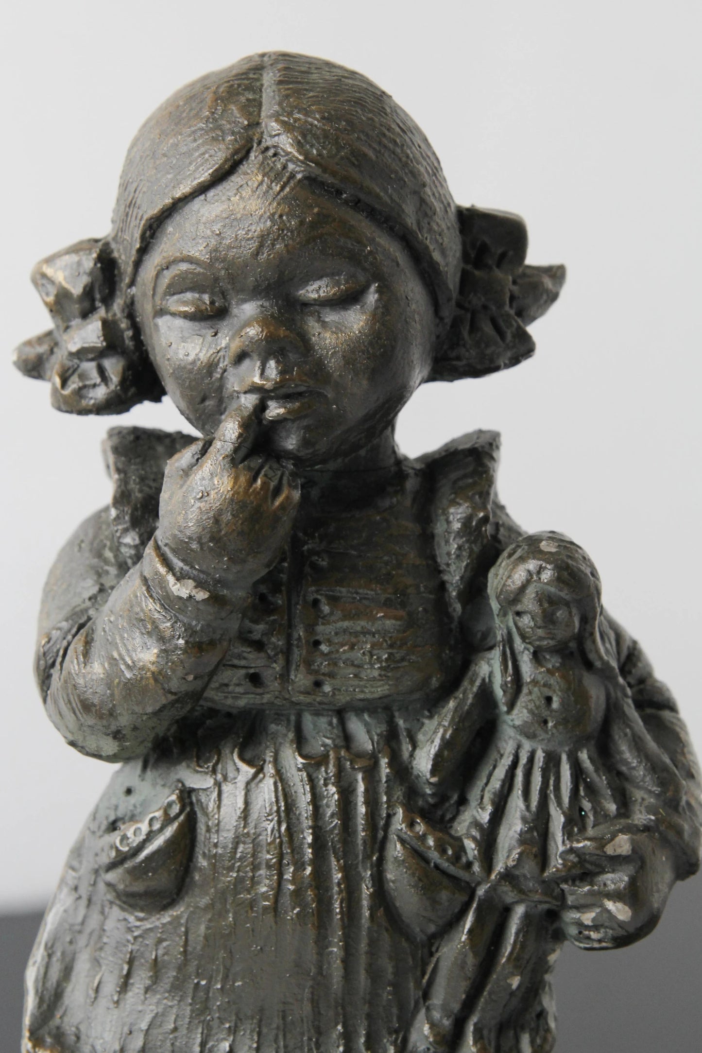 Mädchen-Skulptur mit Künstlersignatur