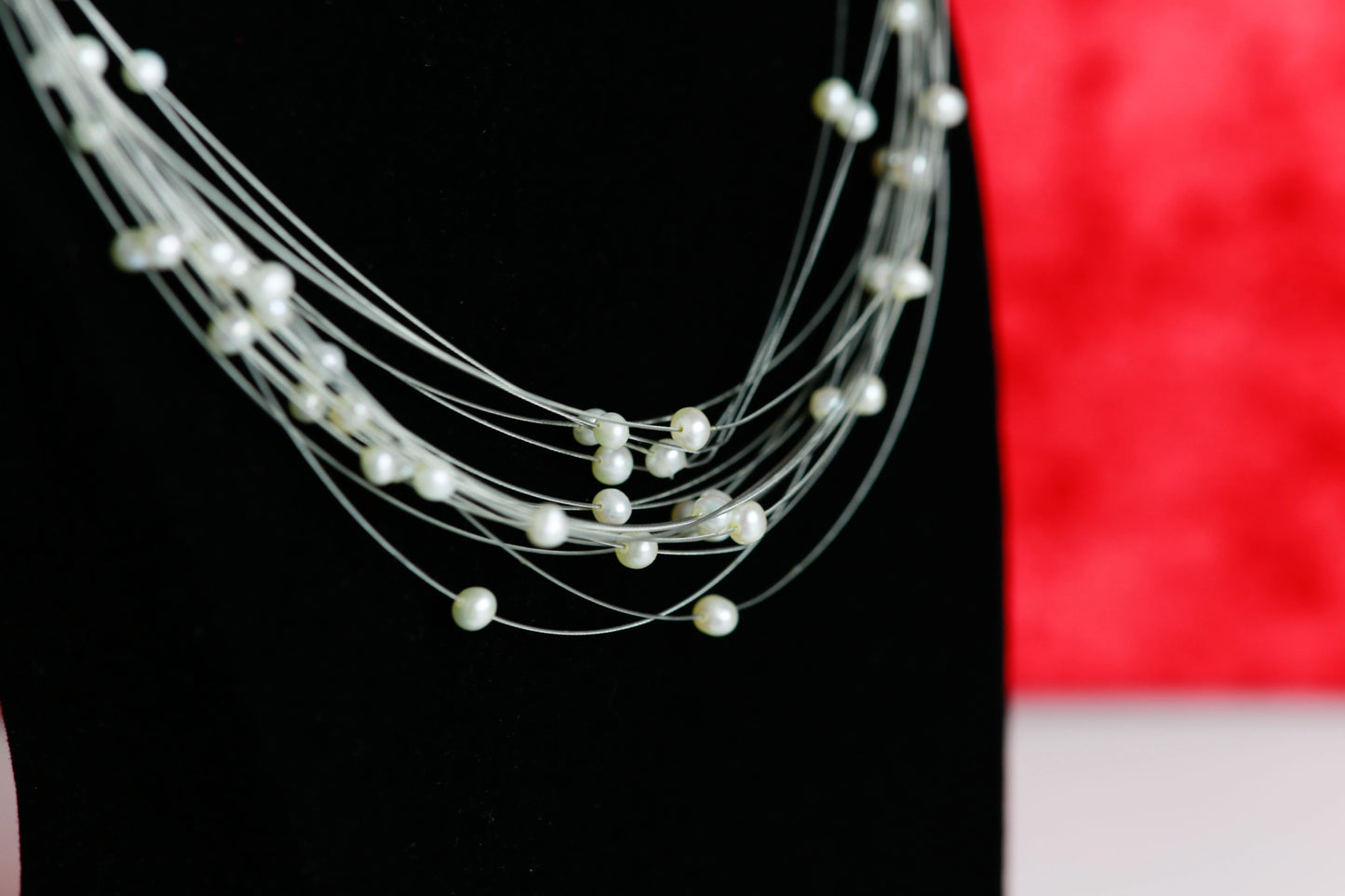 Zartes Collier mit Schwebenden Perlen