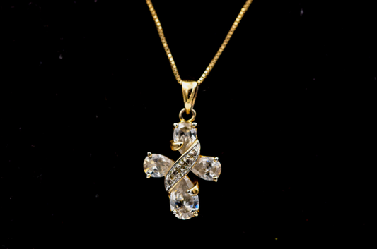 Elegantes Strass-Kreuz an Silberkette