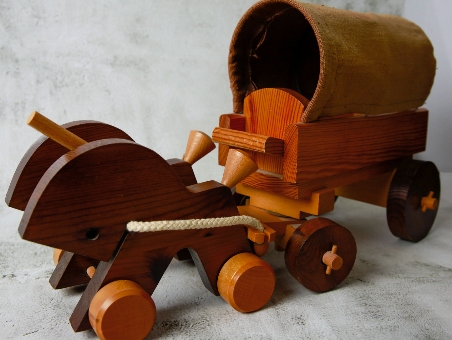 Handgefertigtes Pferdegespann aus Holz