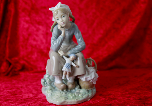 Lladró-Figur Daisa Mädchen mit Puppe