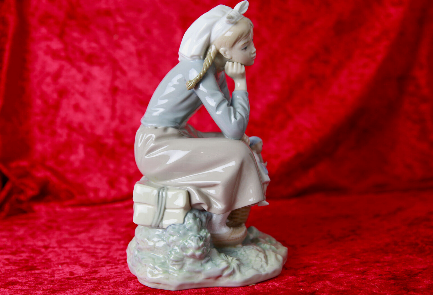 Lladró-Figur Daisa Mädchen mit Puppe