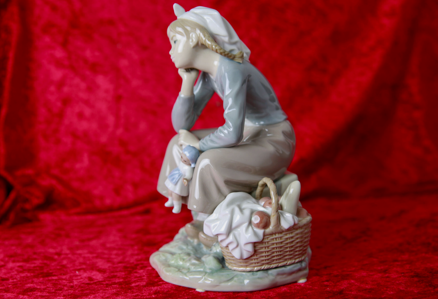 Lladró-Figur Daisa Mädchen mit Puppe