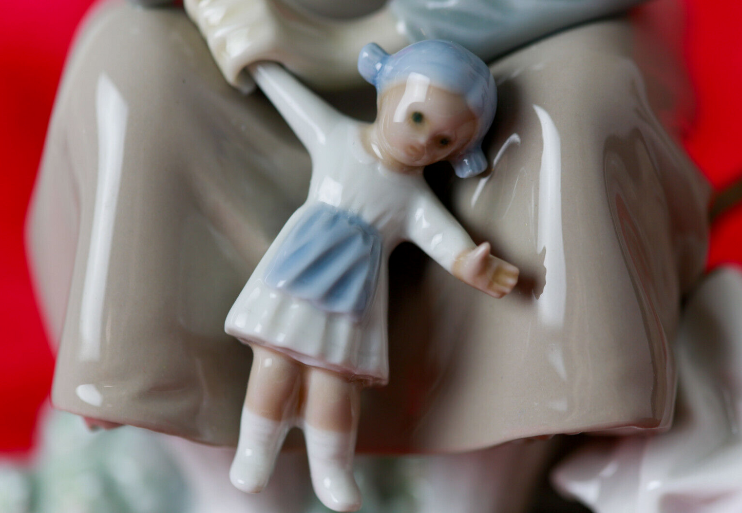 Lladró-Figur Daisa Mädchen mit Puppe