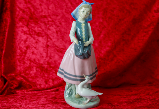 Ladró-Figur Josefa füttert Gans
