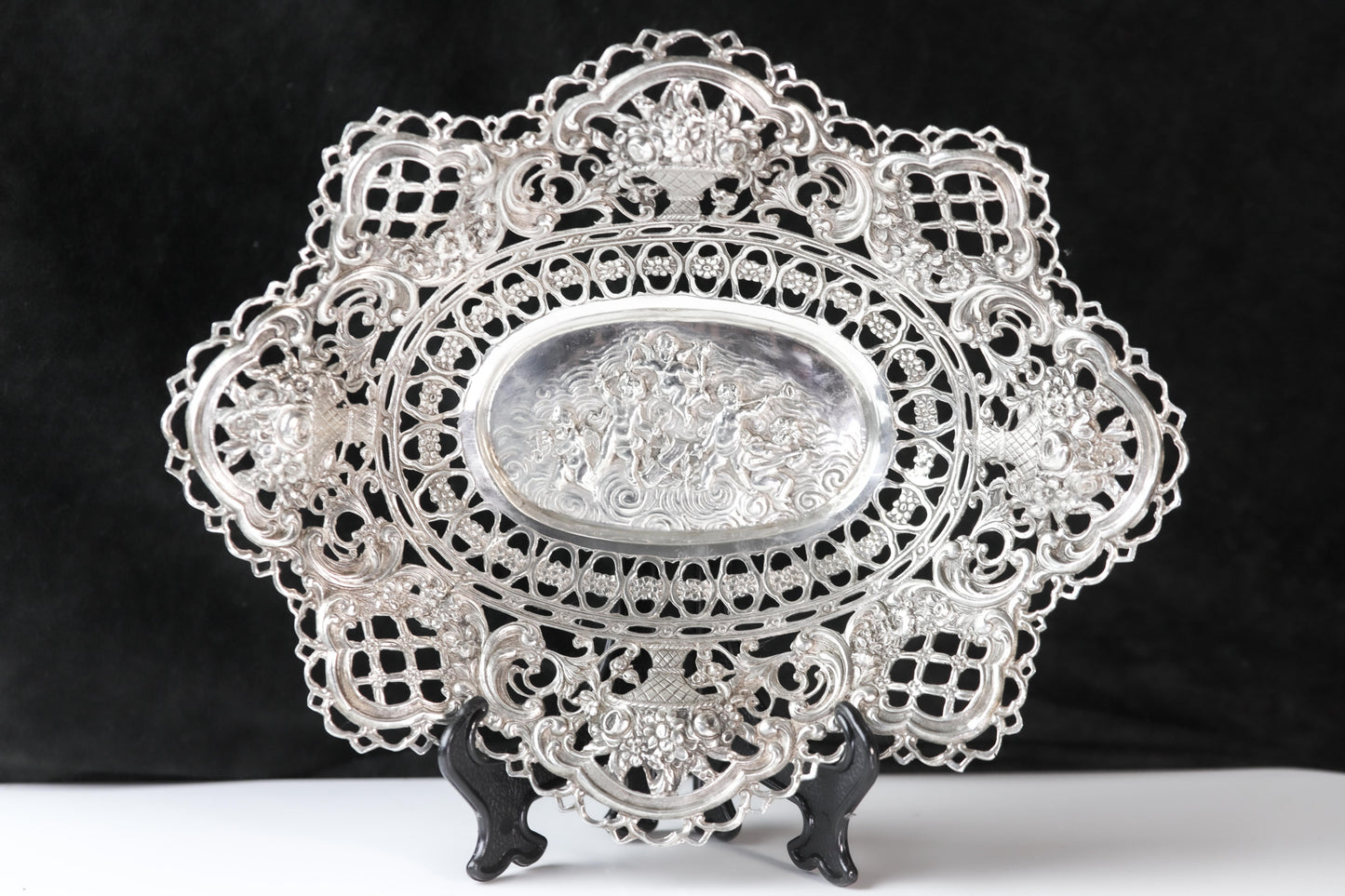 Meisterhafte Silber-Anbietschale mit Putten