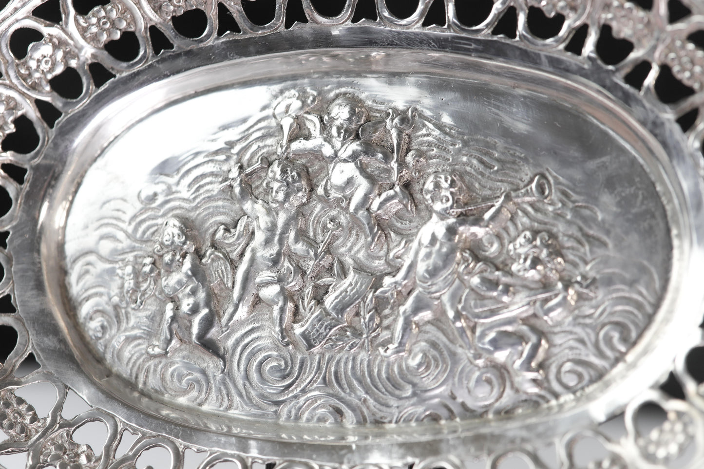 Meisterhafte Silber-Anbietschale mit Putten