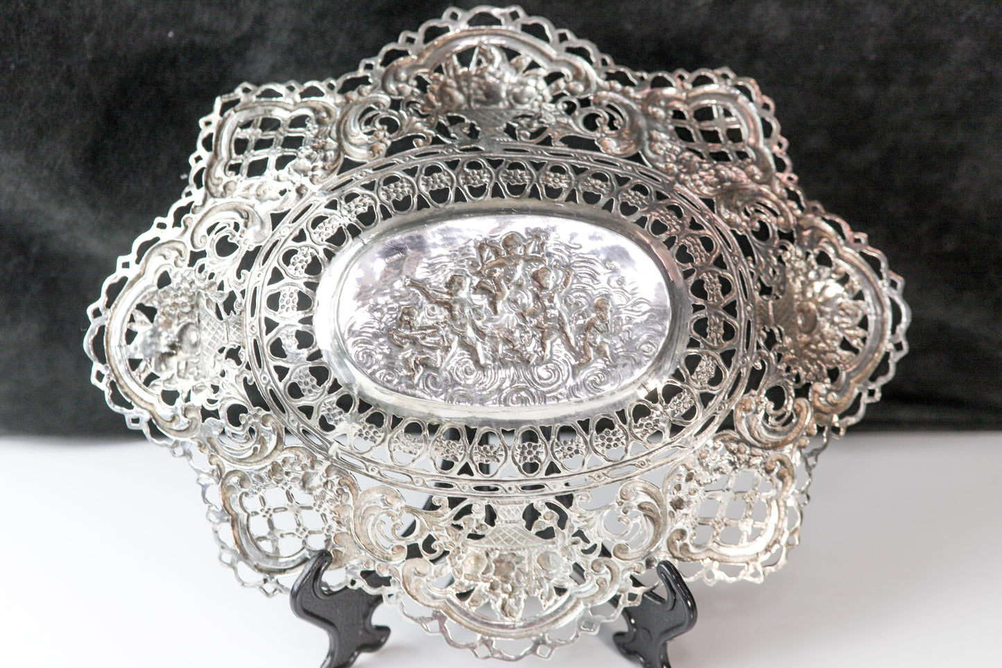 Meisterhafte Silber-Anbietschale mit Putten