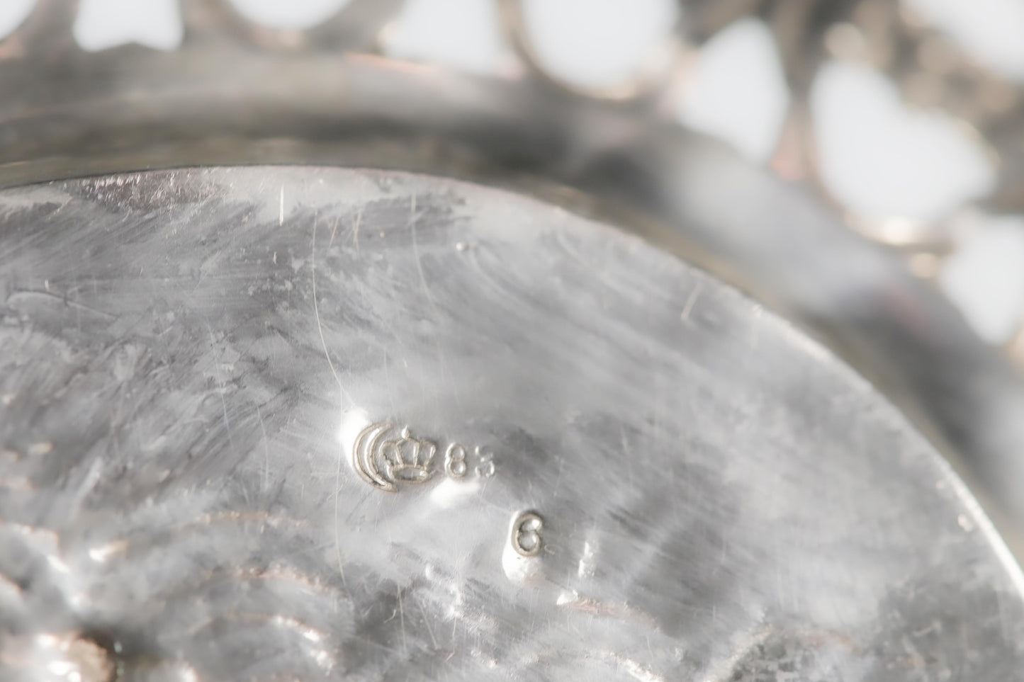 Meisterhafte Silber-Anbietschale mit Putten