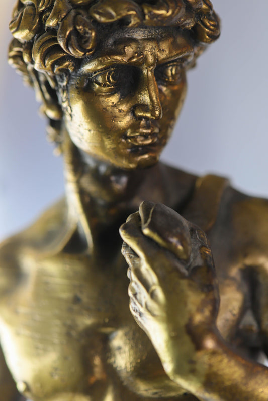 Majestätische Bronzestatue des „David"