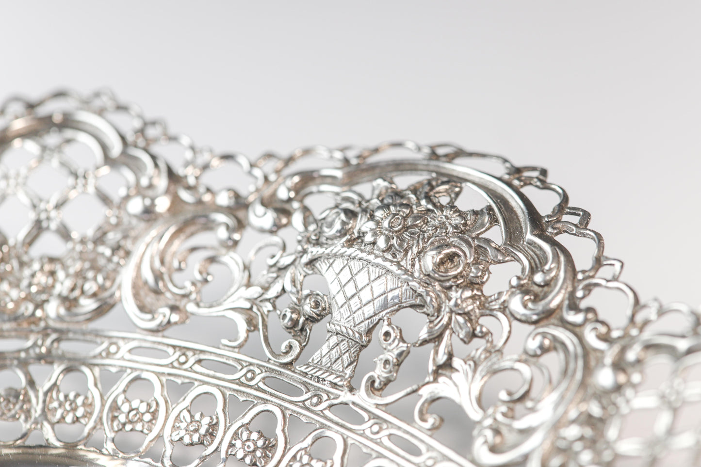 Meisterhafte Silber-Anbietschale mit Putten