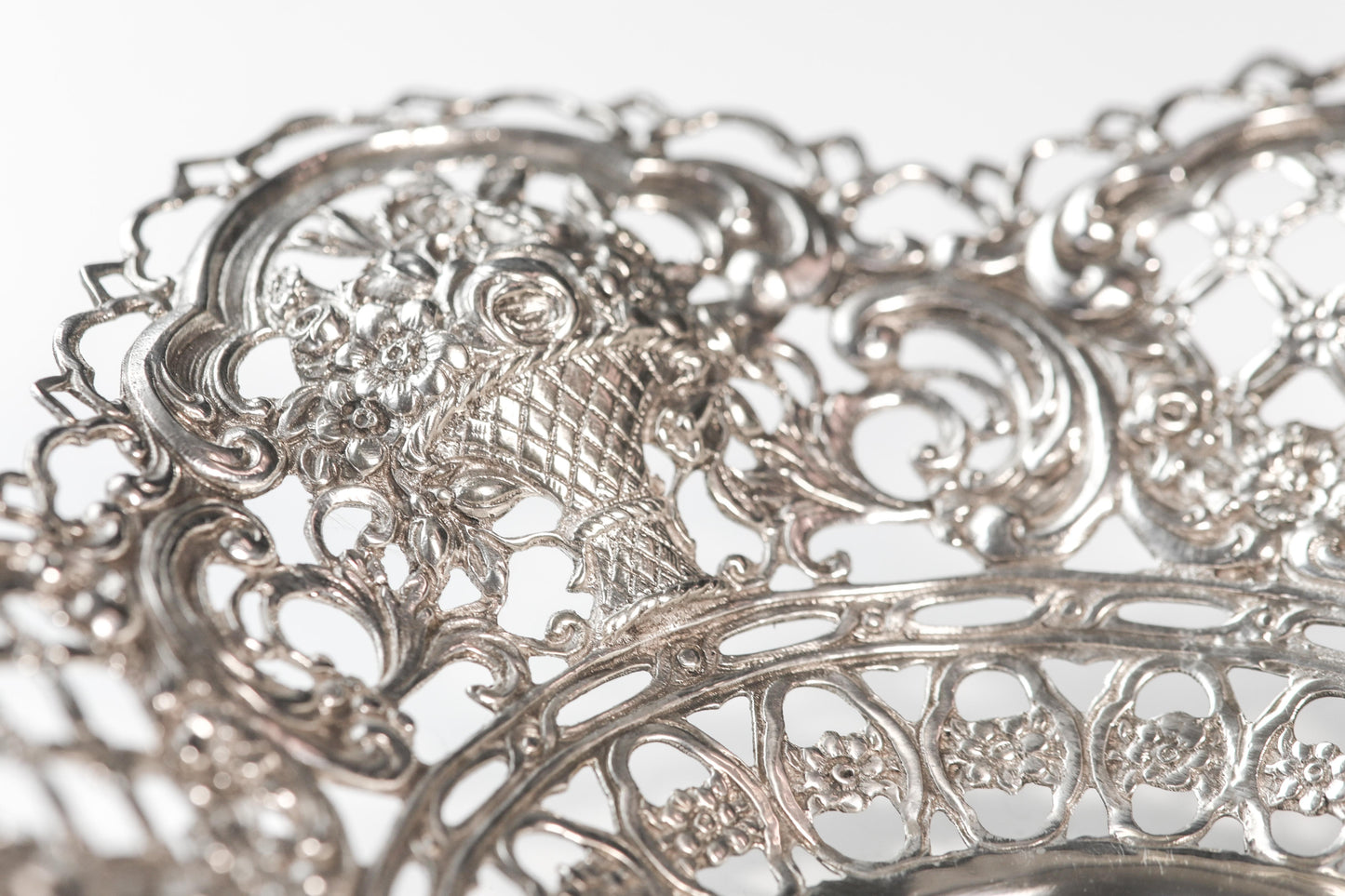 Meisterhafte Silber-Anbietschale mit Putten