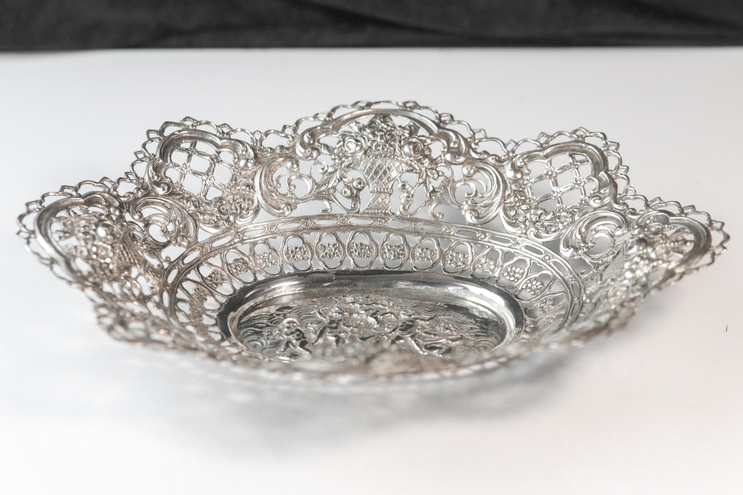 Meisterhafte Silber-Anbietschale mit Putten