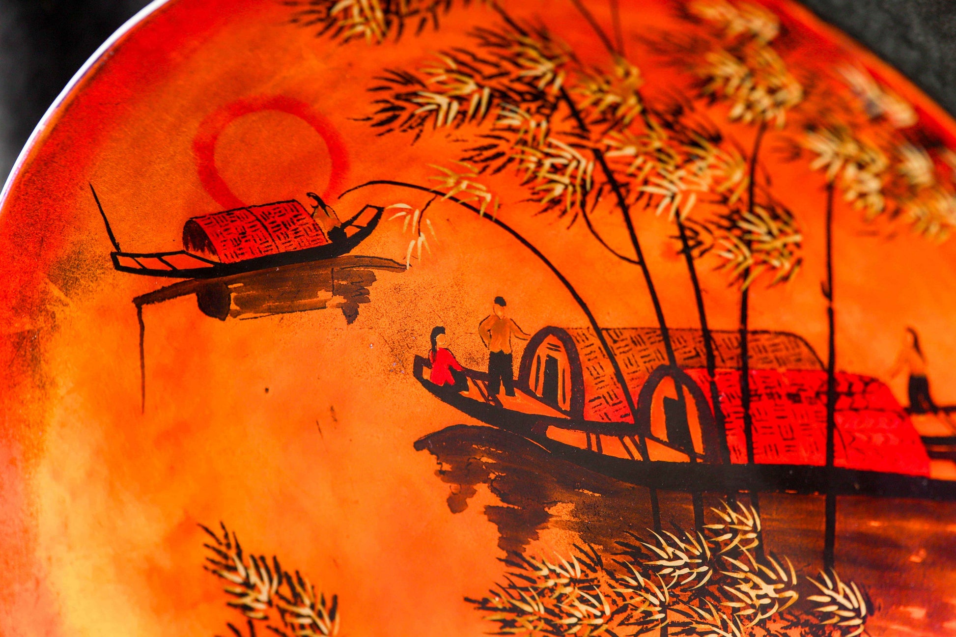 Asiatischer Lack-Wandteller mit Flusslandschaft & Sampan-Booten