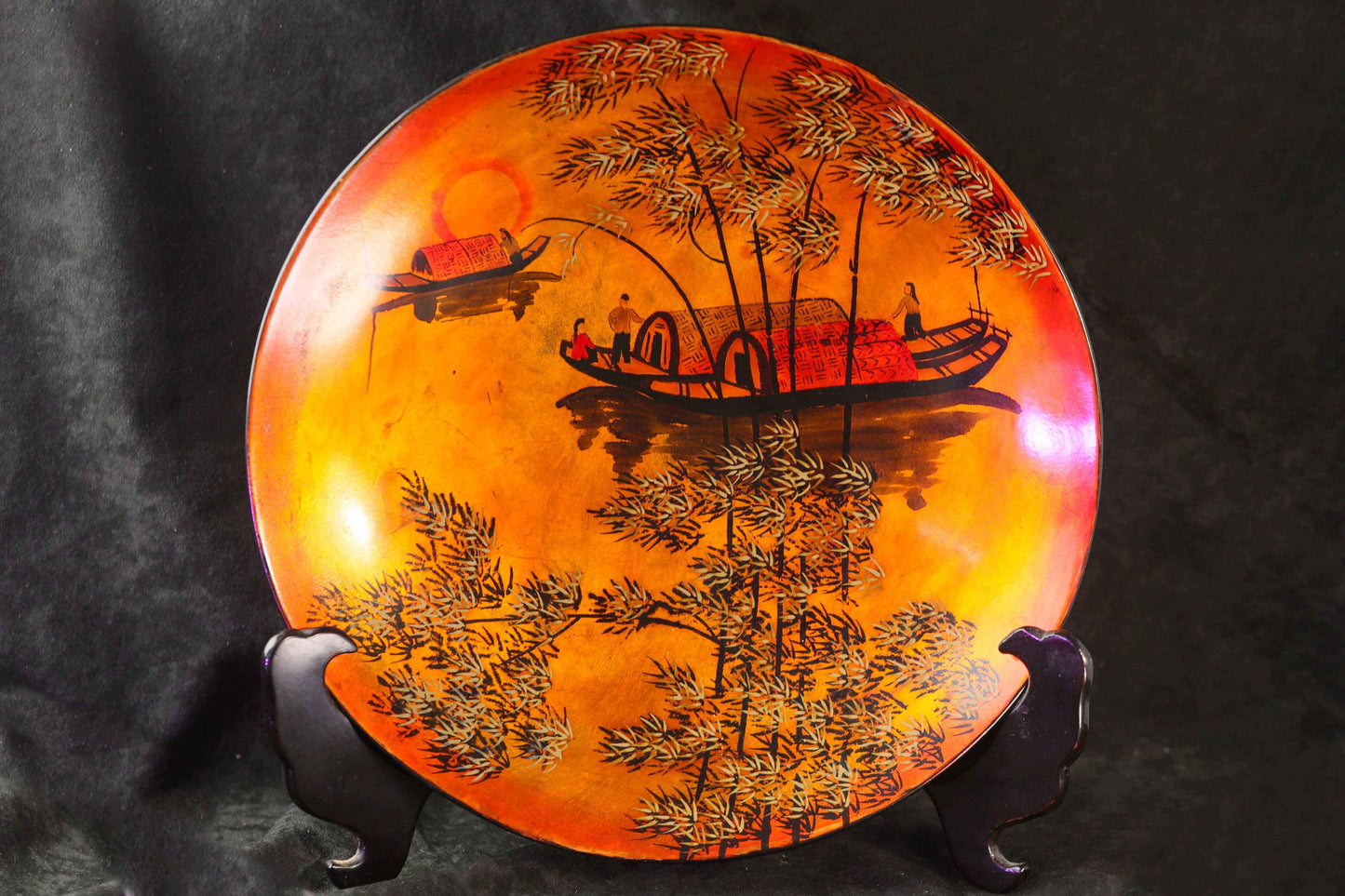 Asiatischer Lack-Wandteller mit Flusslandschaft & Sampan-Booten