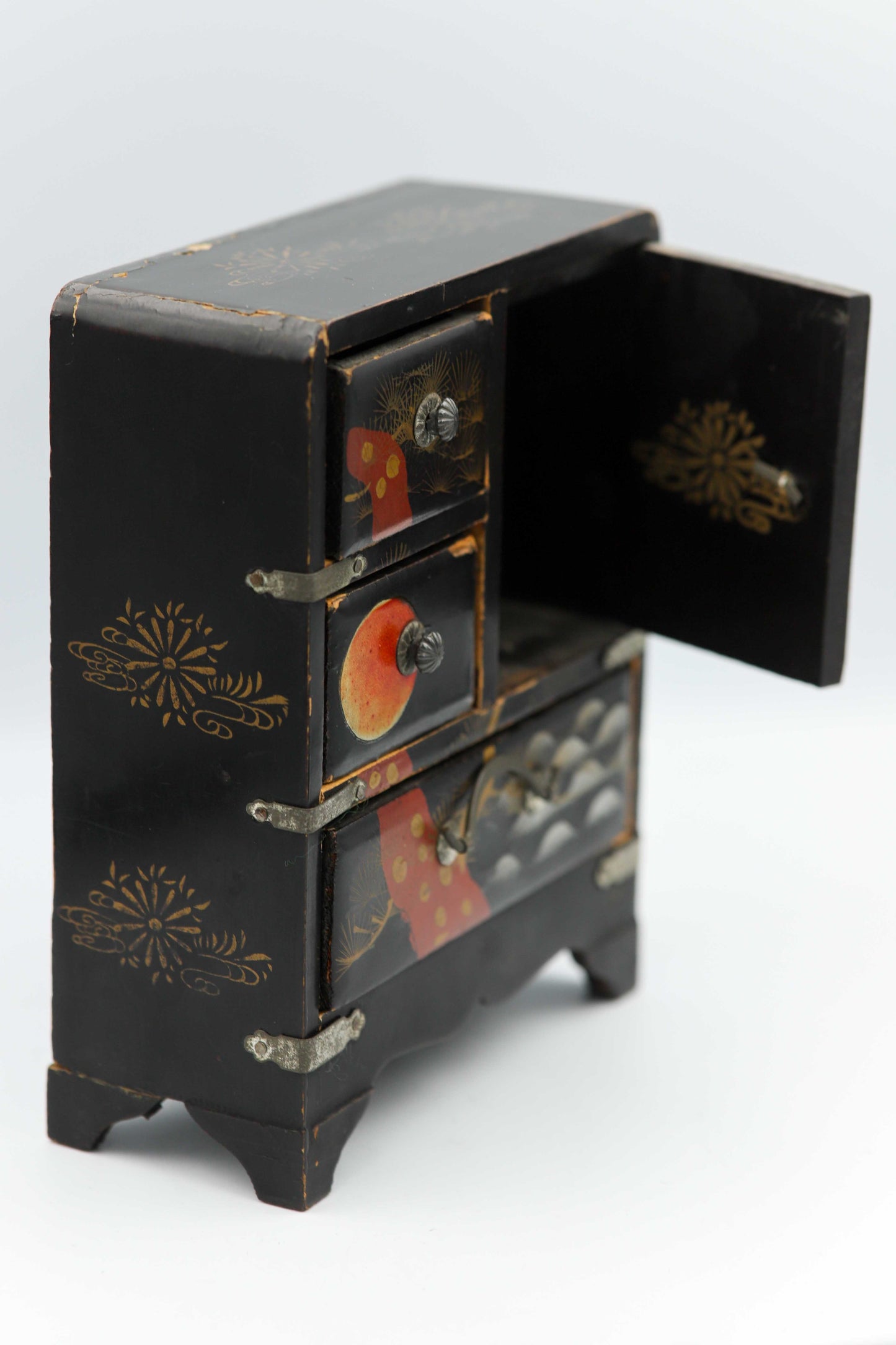 Japanisches Miniatur-Kodansu mit traditionellem Lackdekor