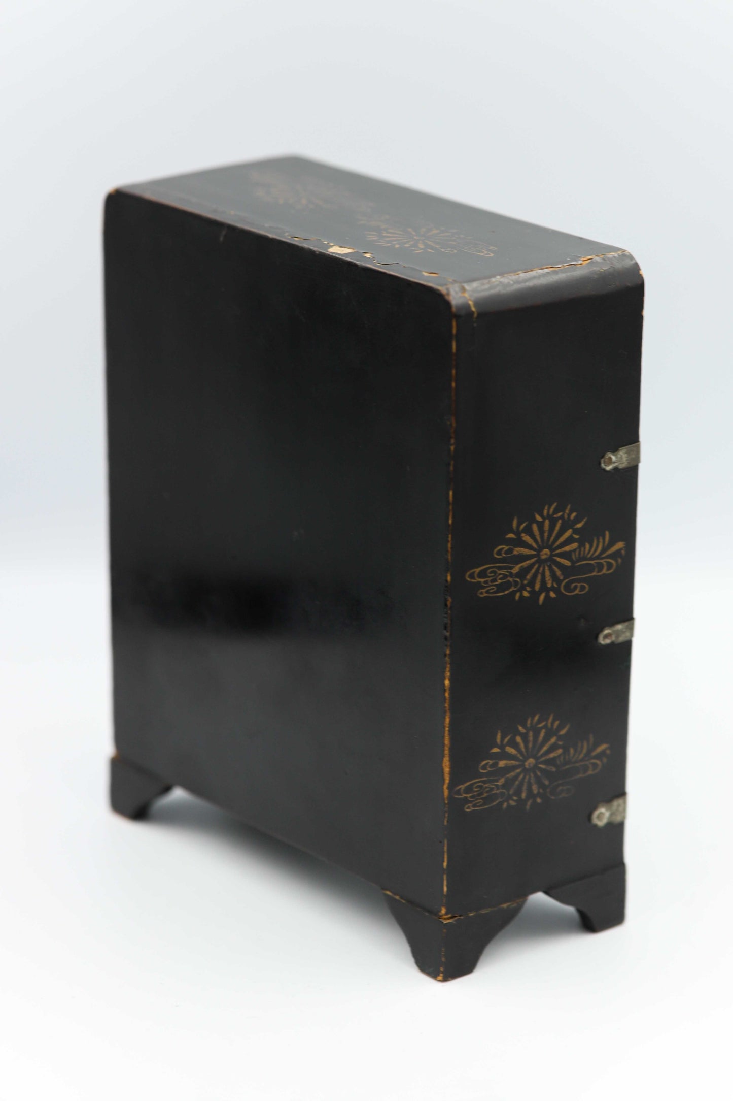Japanisches Miniatur-Kodansu mit traditionellem Lackdekor