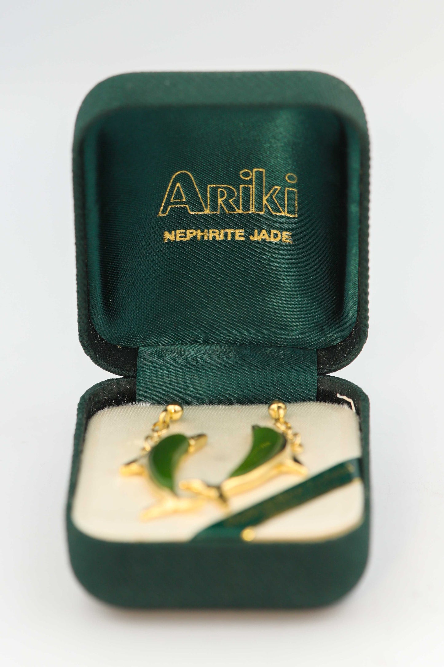 Ariki Delfin-Ohrringe mit Jade & 22 Karat Goldauflage