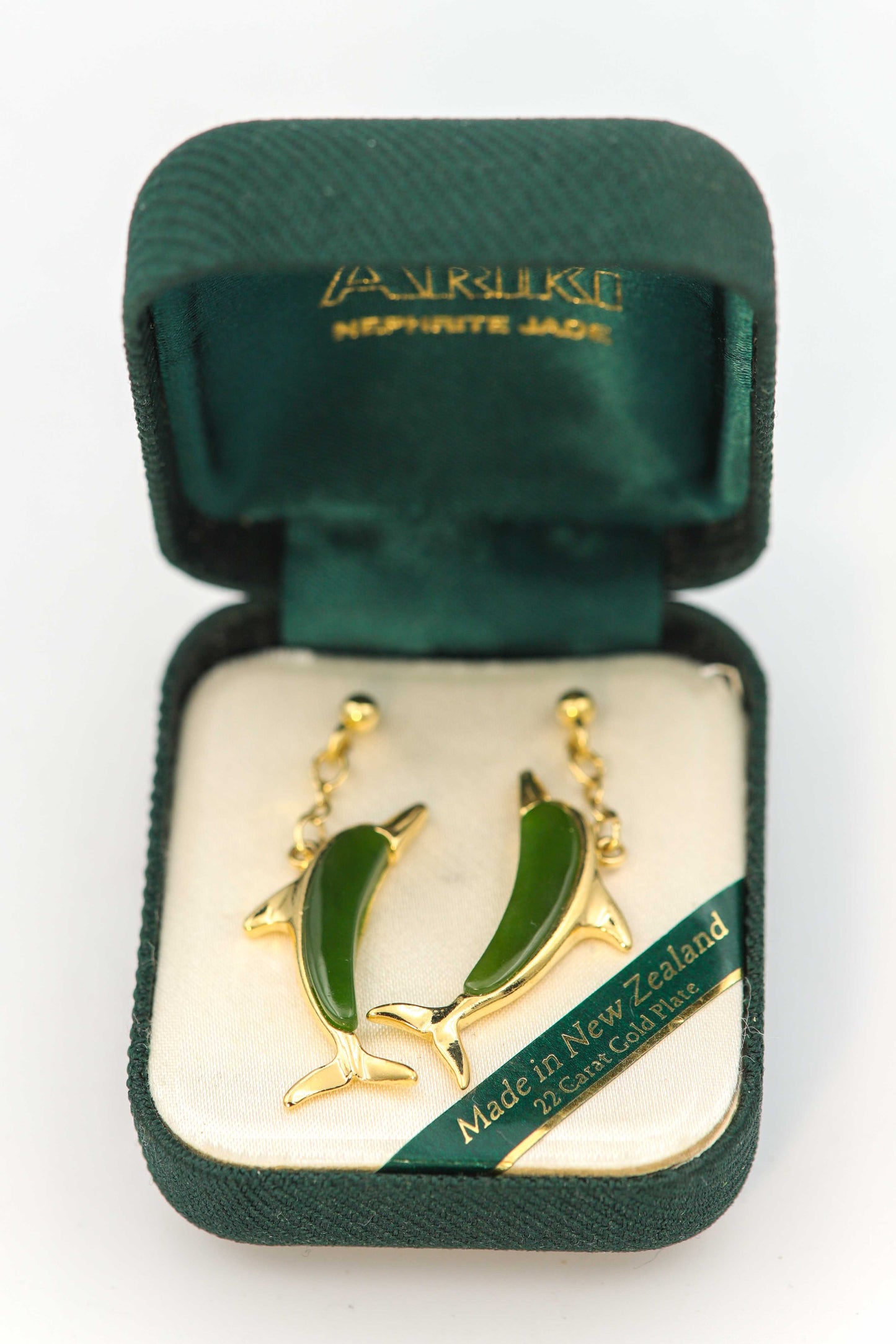 Ariki Delfin-Ohrringe mit Jade & 22 Karat Goldauflage