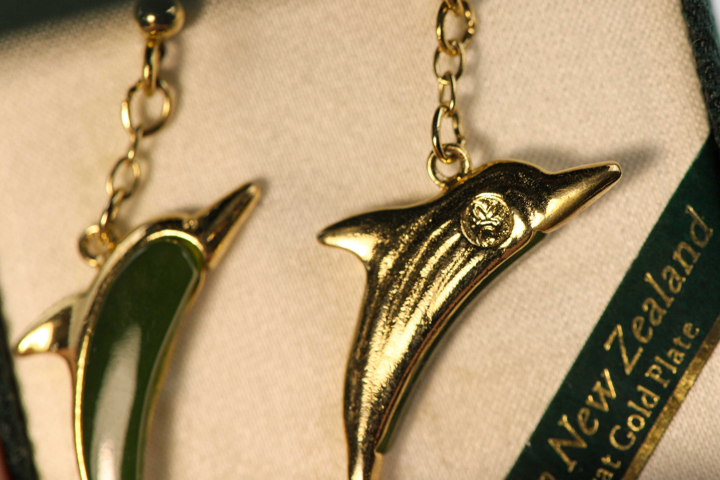Ariki Delfin-Ohrringe mit Jade & 22 Karat Goldauflage