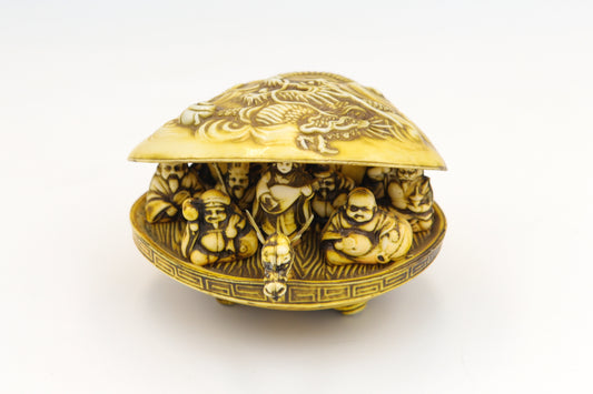 Japanische Glücksgötter als Celluloid-Muscheldiorama