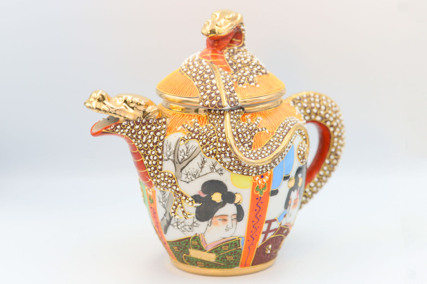 Japanisches Moriage-Teeservice – Drachenrelief & feine Personenmalerei