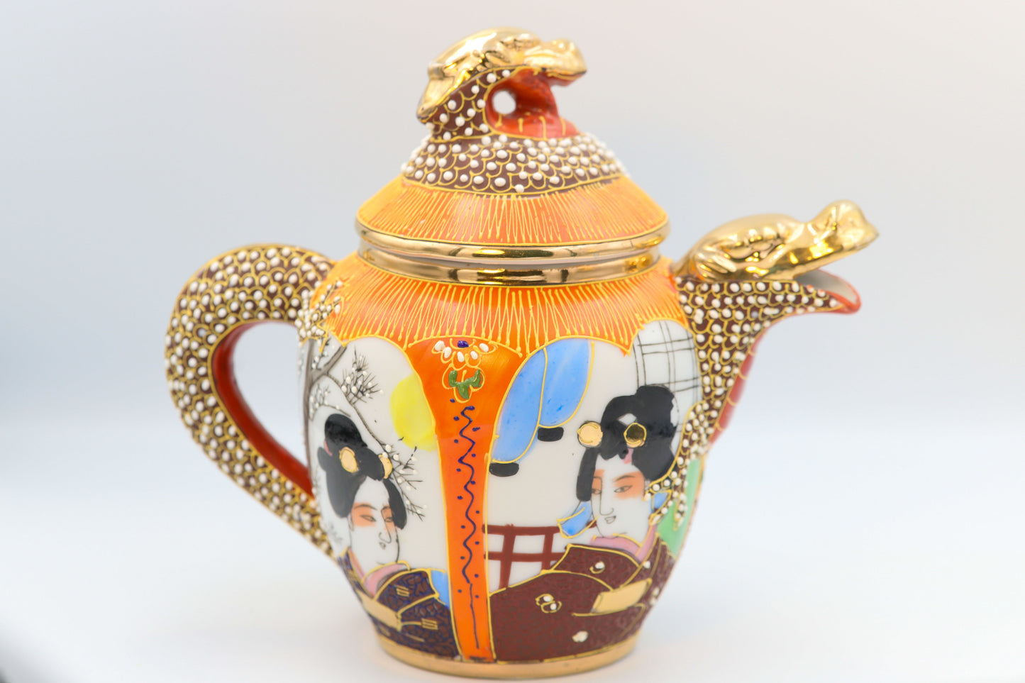 Japanisches Moriage-Teeservice – Drachenrelief & feine Personenmalerei