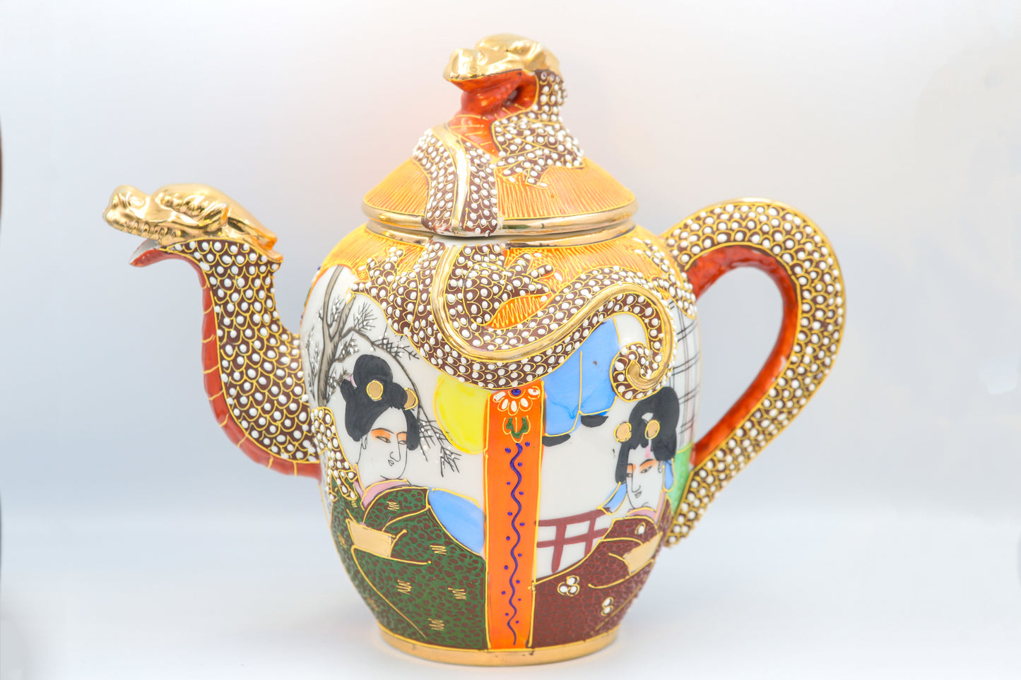 Japanisches Moriage-Teeservice – Drachenrelief & feine Personenmalerei