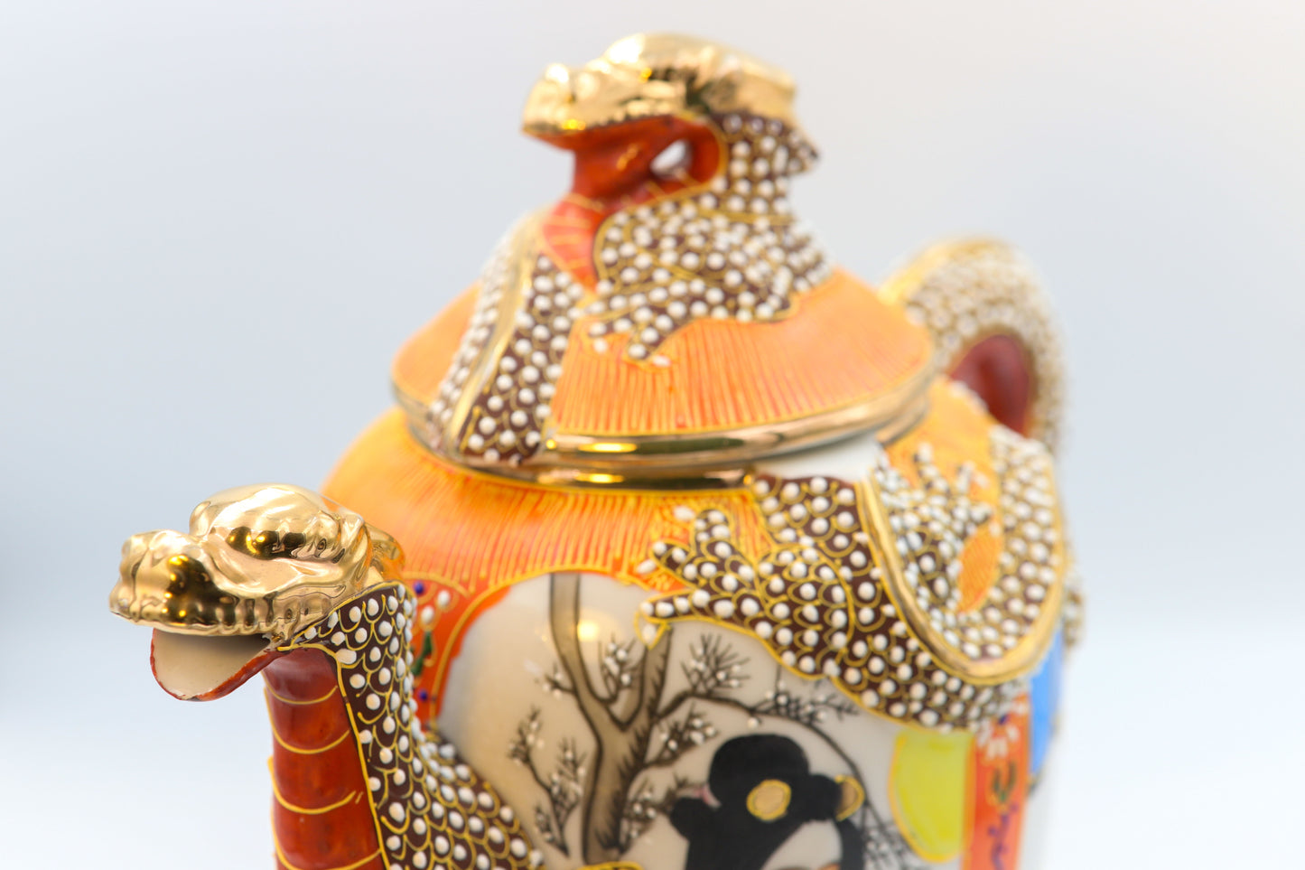 Japanisches Moriage-Teeservice – Drachenrelief & feine Personenmalerei